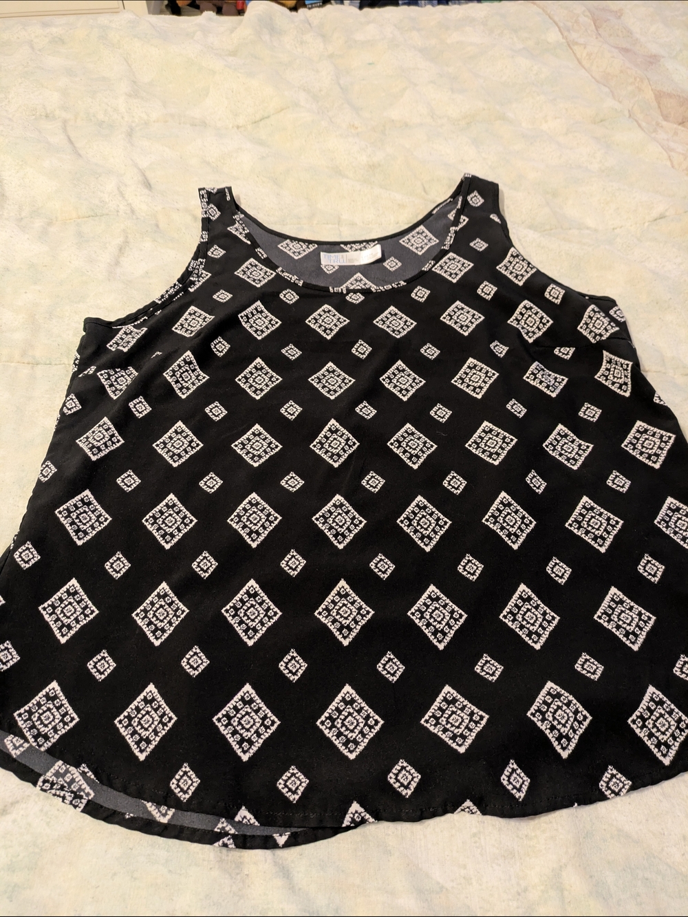 Women's Time And Tru Black and White Diamond Print Sleeveless Tank Size Large